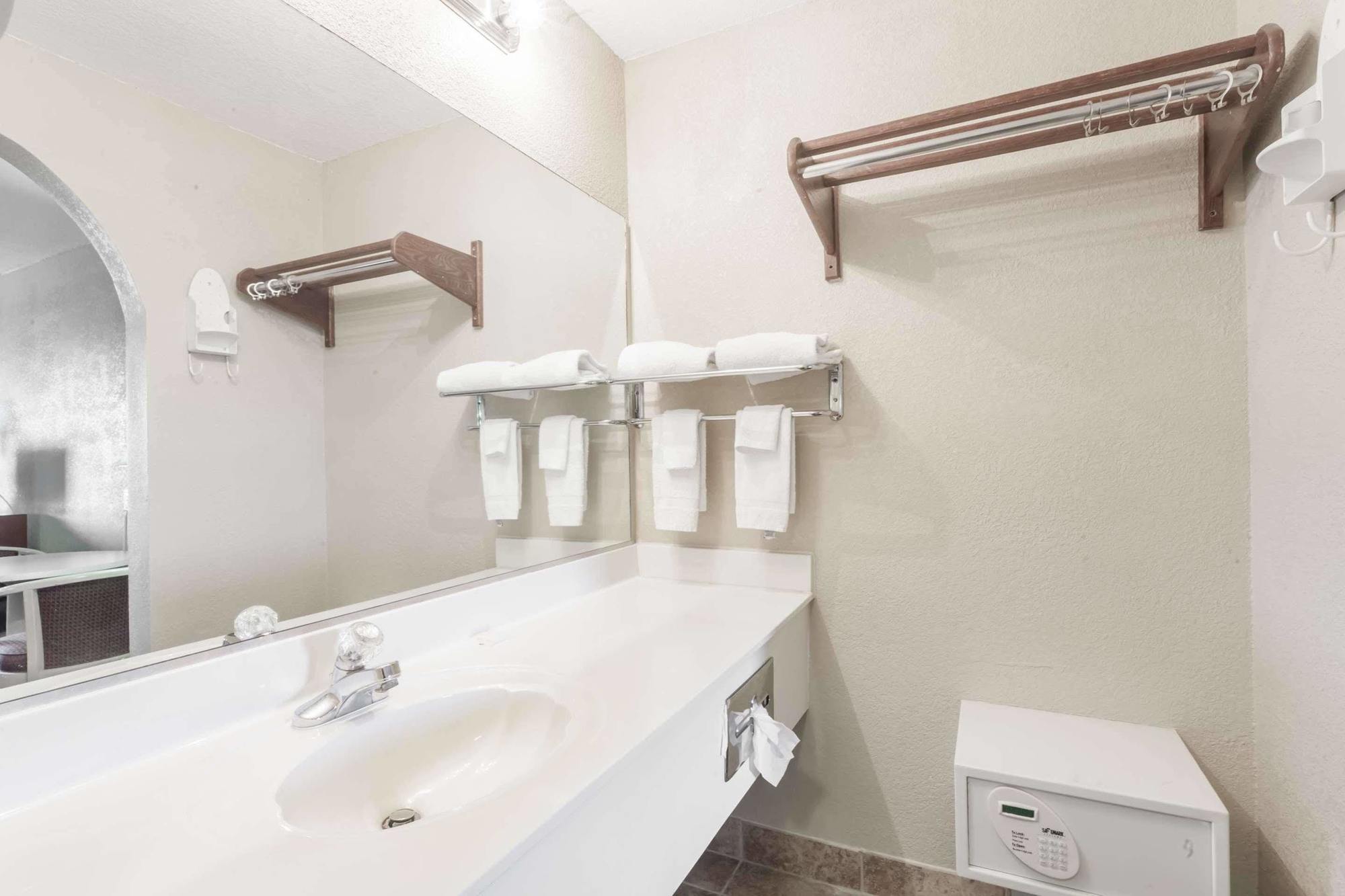Days By Wyndham Nashville Hotel